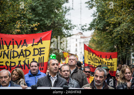 Masse der faschistischen und pro Franco Unterstützer mit Banner marschieren während der Rallye. Jeden November 20th, Hunderte von Franco Regimes unterstützer März bei einer Rallye zu Feiern zu Ehren der Tod des Diktators (am 20. November, 1975). Während der Rallye, drei FEMEN Aktivisten irrupted verlangt, dass faschistische Demonstrationen in Spanien legalisiert werden sollte. Sie wurden angegriffen durch Demonstranten und ein Mann wurde festgenommen. Stockfoto