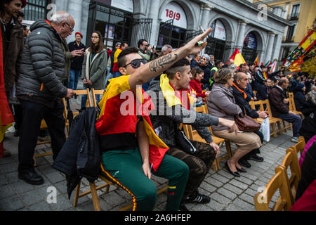 Madrid, Spanien. 18 Nov, 2018. Pro Franco und Faschismus Unterstützer begrüßt während der Rallye. Jeden November 20th, Hunderte von Franco Regimes unterstützer März bei einer Rallye zu Feiern zu Ehren der Tod des Diktators (am 20. November, 1975). Während der Rallye, drei FEMEN Aktivisten irrupted verlangt, dass faschistische Demonstrationen in Spanien legalisiert werden sollte. Sie wurden angegriffen durch Demonstranten und ein Mann wurde festgenommen. Credit: Guillermo Santos/SOPA Images/ZUMA Draht/Alamy leben Nachrichten Stockfoto