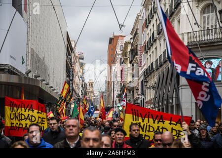 Madrid, Spanien. 18 Nov, 2018. Masse der faschistischen und pro Franco Unterstützer mit Banner marschieren während der Rallye. Jeden November 20th, Hunderte von Franco Regimes unterstützer März bei einer Rallye zu Feiern zu Ehren der Tod des Diktators (am 20. November, 1975). Während der Rallye, drei FEMEN Aktivisten irrupted verlangt, dass faschistische Demonstrationen in Spanien legalisiert werden sollte. Sie wurden angegriffen durch Demonstranten und ein Mann wurde festgenommen. Credit: Guillermo Santos/SOPA Images/ZUMA Draht/Alamy leben Nachrichten Stockfoto