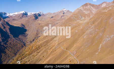 Straße zu den Gavia Pass in Italien. Erstaunlich Luftaufnahme des Berges Biegungen erzeugen schöne Formen. Abfallzeit. Warme Farben Stockfoto