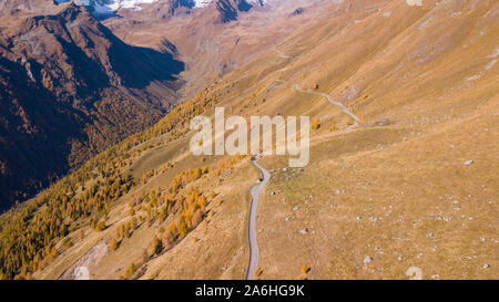 Straße zu den Gavia Pass in Italien. Erstaunlich Luftaufnahme des Berges Biegungen erzeugen schöne Formen. Abfallzeit. Warme Farben Stockfoto