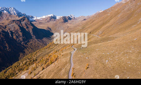 Straße zu den Gavia Pass in Italien. Erstaunlich Luftaufnahme des Berges Biegungen erzeugen schöne Formen. Abfallzeit. Warme Farben Stockfoto