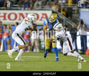 Pasadena, CA. 26 Okt, 2019. Die Arizona State Sun Devils defensive Zurück Jack Jones #21 hits UCLA Bruins wide receiver Kyle Philips #2 Während der Arizona State vs UCLA Bruins im Rose Bowl in Pasadena, Ca. Am 26. Oktober 2019 (Foto von Jevone Moore). Credit: Csm/Alamy leben Nachrichten Stockfoto