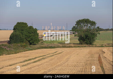 London North Eastern Railway (LNER) Klasse 800 bi-Modus Hitachi Azuma Zug passiert Saxilby, Lincs mit einem umgeleitet East Coast Express Zug Stockfoto