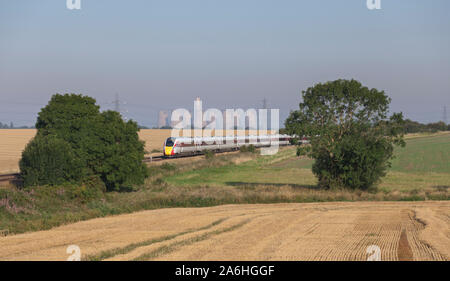 London North Eastern Railway (LNER) Klasse 800 bi-Modus Hitachi Azuma Zug passiert Saxilby, Lincs mit einem umgeleitet East Coast Express Zug Stockfoto