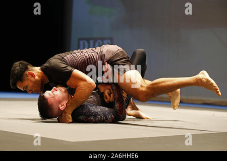Westbury, New York, USA. 26 Okt, 2019. BILL ALGEO kämpft gegen PHILLIPE HANNOVER (oben) beim Aufstieg Einladungs grappling Veranstaltung im Raum in Westbury, New York. Credit: Anna Sergeeva/ZUMA Draht/Alamy leben Nachrichten Stockfoto
