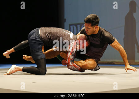 Westbury, New York, USA. 26 Okt, 2019. BILL ALGEO kämpft gegen PHILLIPE HANNOVER (rechts) während des Aufstieges Einladungs grappling Veranstaltung im Raum in Westbury, New York. Credit: Anna Sergeeva/ZUMA Draht/Alamy leben Nachrichten Stockfoto