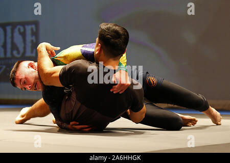 Westbury, New York, USA. 26 Okt, 2019. BILL ALGEO (oben) kämpft gegen PHILLIPE HANNOVER während des Aufstieges Einladungs grappling Veranstaltung im Raum in Westbury, New York. Credit: Anna Sergeeva/ZUMA Draht/Alamy leben Nachrichten Stockfoto