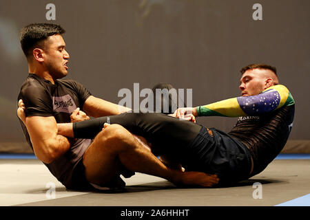 Westbury, New York, USA. 26 Okt, 2019. BILL ALGEO (rechts) kämpft gegen PHILLIPE HANNOVER während des Aufstieges Einladungs grappling Veranstaltung im Raum in Westbury, New York. Credit: Anna Sergeeva/ZUMA Draht/Alamy leben Nachrichten Stockfoto