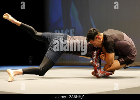 Westbury, New York, USA. 26 Okt, 2019. BILL ALGEO kämpft gegen PHILLIPE HANNOVER (rechts) während des Aufstieges Einladungs grappling Veranstaltung im Raum in Westbury, New York. Credit: Anna Sergeeva/ZUMA Draht/Alamy leben Nachrichten Stockfoto