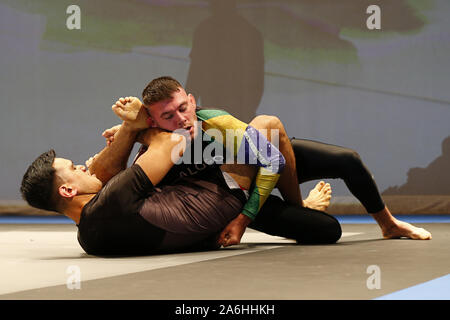 Westbury, New York, USA. 26 Okt, 2019. BILL ALGEO (rechts) kämpft gegen PHILLIPE HANNOVER während des Aufstieges Einladungs grappling Veranstaltung im Raum in Westbury, New York. Credit: Anna Sergeeva/ZUMA Draht/Alamy leben Nachrichten Stockfoto