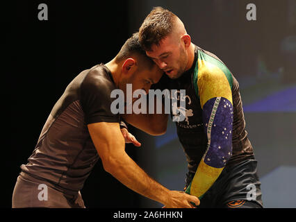 Westbury, New York, USA. 26 Okt, 2019. BILL ALGEO (rechts) kämpft gegen PHILLIPE HANNOVER während des Aufstieges Einladungs grappling Veranstaltung im Raum in Westbury, New York. Credit: Anna Sergeeva/ZUMA Draht/Alamy leben Nachrichten Stockfoto