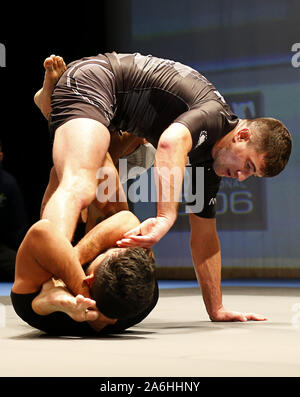 Westbury, New York, USA. 26 Okt, 2019. BENJAMIN TAPIA kämpft gegen FRANK RESENTHAL (oben) beim Aufstieg Einladungs grappling Veranstaltung im Raum in Westbury, New York. Credit: Anna Sergeeva/ZUMA Draht/Alamy leben Nachrichten Stockfoto