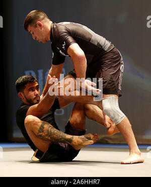 Westbury, New York, USA. 26 Okt, 2019. BENJAMIN TAPIA kämpft gegen FRANK RESENTHAL (rechts) während des Aufstieges Einladungs grappling Veranstaltung im Raum in Westbury, New York. Credit: Anna Sergeeva/ZUMA Draht/Alamy leben Nachrichten Stockfoto