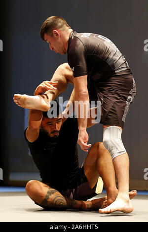 Westbury, New York, USA. 26 Okt, 2019. BENJAMIN TAPIA kämpft gegen FRANK RESENTHAL (rechts) während des Aufstieges Einladungs grappling Veranstaltung im Raum in Westbury, New York. Credit: Anna Sergeeva/ZUMA Draht/Alamy leben Nachrichten Stockfoto