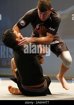 Westbury, New York, USA. 26 Okt, 2019. BENJAMIN TAPIA kämpft gegen FRANK RESENTHAL (rechts) während des Aufstieges Einladungs grappling Veranstaltung im Raum in Westbury, New York. Credit: Anna Sergeeva/ZUMA Draht/Alamy leben Nachrichten Stockfoto