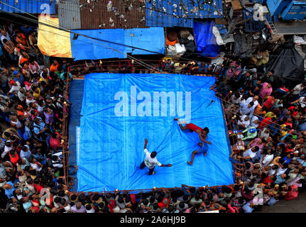 Kolkata, Indien. 26 Okt, 2019. Ringern konkurrieren mit einander auf ein Open Air auf staatlicher Ebene Wrestling Wettbewerb Dangal. Staatliche Ebene Wrestling Wettbewerb auf einer belebten Straße der Burabazzar, Kolkata als Teil von Diwali Feier organisiert jedes Jahr. Credit: Avishek Das/SOPA Images/ZUMA Draht/Alamy leben Nachrichten Stockfoto