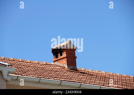 Einen gemauerten Schornstein auf dem Dach Stockfoto