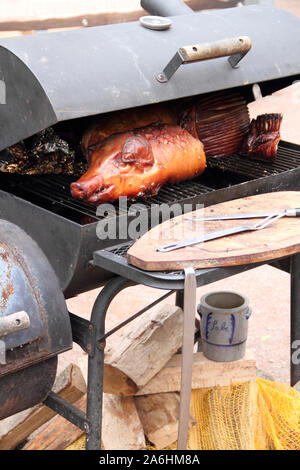 Spanferkel auf dem Grill Stockfoto