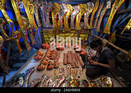 Kolkata, Indien. 26 Okt, 2019. Ein Mädchen gesehen zu verkaufen verschiedene Ornamente, die für Kali puja Festival in Kumartuli verwendet wird. Göttin Kali als Retter von allen bösen Kraft, Dämon und eine Quelle der Kraft, Glück wie in der hinduistischen Mythologie verehrt wird. Credit: SOPA Images Limited/Alamy leben Nachrichten Stockfoto