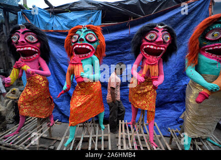 Kolkata, Indien. 26 Okt, 2019. Ein Mann der Vergangenheit big size Daemon Ton Strukturen in Kumartuli. Göttin Kali wird als Retter von allen bösen Kraft, Dämon und eine Quelle der Kraft, Glück wie in der hinduistischen Mythologie verehrt. Credit: SOPA Images Limited/Alamy leben Nachrichten Stockfoto