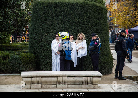 Drei FEMEN Aktivisten nach festgehalten und Abdeckplatte mit Decken während der Rallye. Jeden November 20th, Hunderte von Franco Regimes unterstützer März bei einer Rallye zu Feiern zu Ehren der Tod des Diktators (am 20. November, 1975). Während der Rallye, drei FEMEN Aktivisten irrupted verlangt, dass faschistische Demonstrationen in Spanien legalisiert werden sollte. Sie wurden angegriffen durch Demonstranten und ein Mann wurde festgenommen. Stockfoto