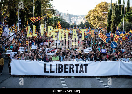 Barcelona, Spanien. 26 Okt, 2019. Die Demonstranten halten Plakate mit die Worte Freiheit und Unabhängigkeit Flaggen während der Demonstration. Mehrere unabhängige Vereinigungen in Barcelona eine Demonstration für die Freiheit der politischen Gefangenen, in denen 350000 Menschen beteiligten einberufen haben. Credit: SOPA Images Limited/Alamy leben Nachrichten Stockfoto