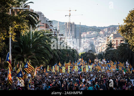 Barcelona, Spanien. 26 Okt, 2019. Die Demonstranten halten Plakate mit die Worte Freiheit und Unabhängigkeit Flaggen während der Demonstration. Mehrere unabhängige Vereinigungen in Barcelona eine Demonstration für die Freiheit der politischen Gefangenen, in denen 350000 Menschen beteiligten einberufen haben. Credit: SOPA Images Limited/Alamy leben Nachrichten Stockfoto