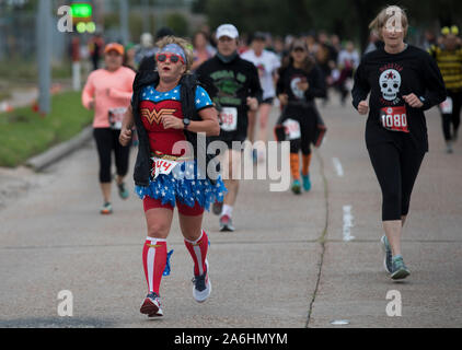 Houston, USA. 26 Okt, 2019. Menschen die Teilnahme an einem Halloween-themed laufen das kommende Festival in Houston, Texas, in den Vereinigten Staaten zu feiern, am Okt. 26, 2019. Über 1.600 Läufern im 12 Halloween teilgenommen - themed ausführen. Credit: Yi-Chin Lee/Xinhua/Alamy leben Nachrichten Stockfoto