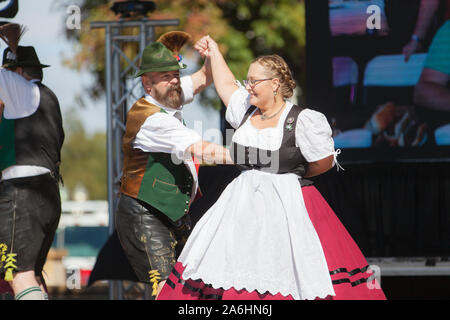 Houston, USA. 26 Okt, 2019. Menschen Tanz an der Steinfest in Plano, Texas, USA, am Okt. 26, 2019. Steinfest ist ein Oktoberfest - style Event von der historischen Innenstadt von Plano Verein bereitgestellt werden und die feiert hervorragendes Bier, gutes Essen und die richtige Art von polka Musik. Credit: Tian Dan/Xinhua/Alamy leben Nachrichten Stockfoto