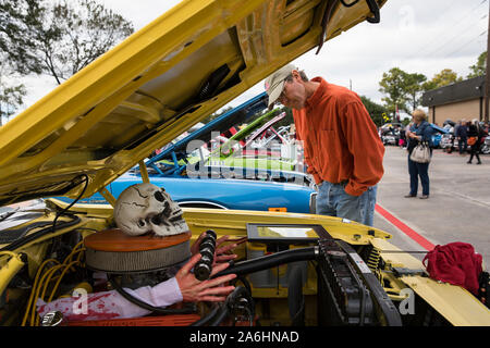 Houston, USA. 26 Okt, 2019. Menschen besuchen die 12. jährlichen Halloween Classic Car Show im Nationalen Museum der Begräbnis- Geschichte in Houston, Texas, USA, am Okt. 26, 2019. Credit: Yi-Chin Lee/Xinhua/Alamy leben Nachrichten Stockfoto