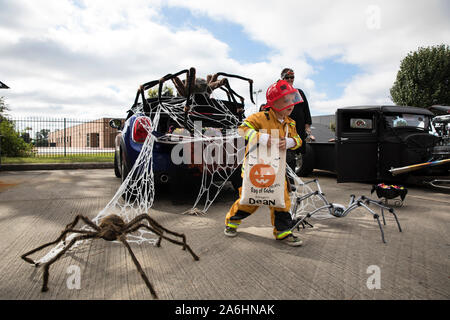 Houston, USA. 26 Okt, 2019. Menschen besuchen die 12. jährlichen Halloween Classic Car Show im Nationalen Museum der Begräbnis- Geschichte in Houston, Texas, USA, am Okt. 26, 2019. Credit: Yi-Chin Lee/Xinhua/Alamy leben Nachrichten Stockfoto