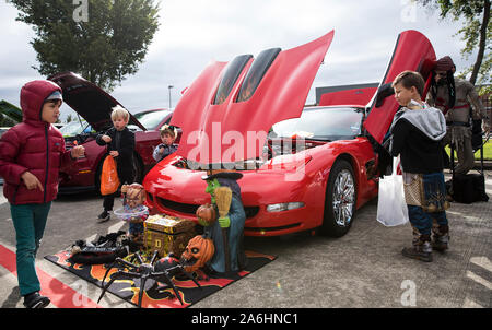 Houston, USA. 26 Okt, 2019. Kinder besuchen die 12. jährlichen Halloween Classic Car Show im Nationalen Museum der Begräbnis- Geschichte in Houston, Texas, USA, am Okt. 26, 2019. Credit: Yi-Chin Lee/Xinhua/Alamy leben Nachrichten Stockfoto