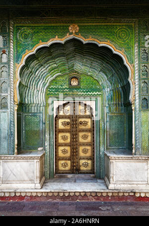 Das grüne Tor in Pitam Niwas Chowk in Stadt Jaipur Palace Museum, Indien. Stockfoto