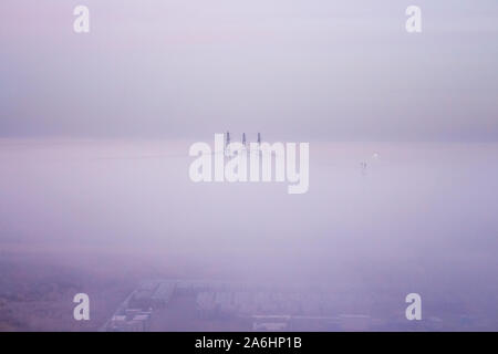 Nebel in der Stadt. Nebel deckt electrotowers. Morgen Landschaft Stockfoto