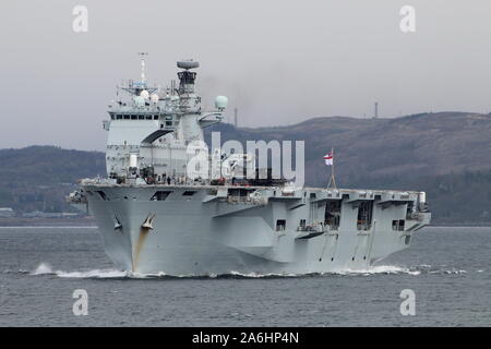 HMS Ocean (L 12), einen Hubschrauber carrier und Amphibisches Schiff der Royal Navy betrieben, vorbei an Gourock auf den Firth of Clyde. Stockfoto