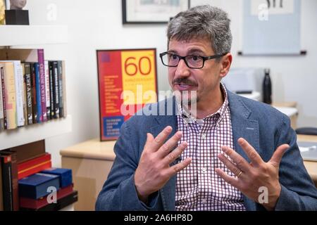 Peking, USA. 8. Oktober, 2019. Michael Walzer, einem kanadischen Historiker in Harvard, spricht in einem Interview mit der Nachrichtenagentur Xinhua an der Harvard University, Massachusetts, USA, 8. Oktober, 2019. Credit: Xie E/Xinhua/Alamy leben Nachrichten Stockfoto