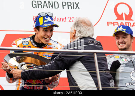 Phillip Island, Australien. 27. Oktober, 2019. Giacomo Agostini Hände Marc Marquez seinen Preis an der Promac Generac australische MotoGP. Credit: Dave Hewison/Alamy leben Nachrichten Stockfoto