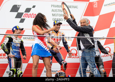 Phillip Island, Australien. 27. Oktober, 2019. Giacomo Agostini Hände Marc Marquez seinen Preis an der Promac Generac australische MotoGP. Credit: Dave Hewison/Alamy leben Nachrichten Stockfoto