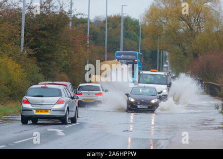 26. Oktober 2019, Castleford, West Yorkshire, UK Autofahrer Risiko durch Barnsdale Road fahren Überschwemmungen nach 24 Stunden von starken Regenfällen. Stockfoto