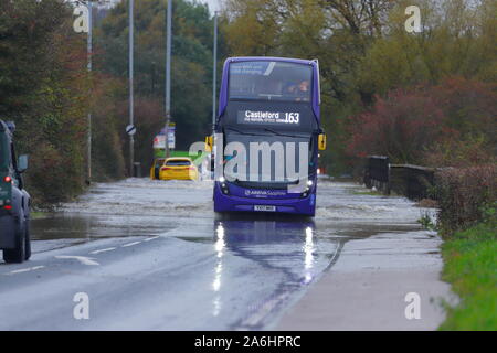 26. Oktober 2019, Castleford, West Yorkshire, UK Autofahrer Risiko durch Barnsdale Road fahren Überschwemmungen nach 24 Stunden von starken Regenfällen. Stockfoto