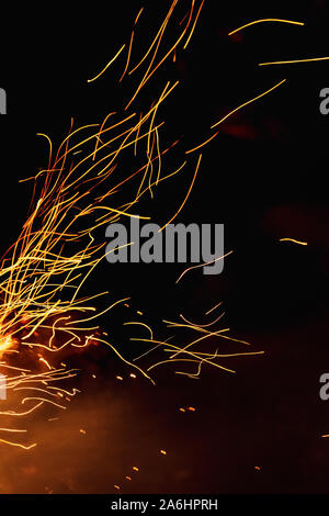 Feuer Hintergrund. Funken aus der Brand in Bewegungsunschärfe Stockfoto