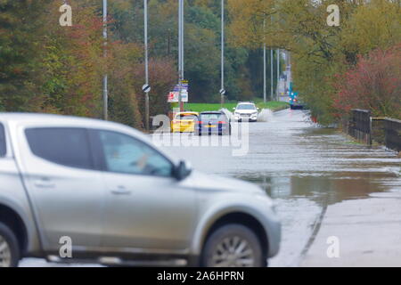 26. Oktober 2019, Castleford, West Yorkshire, UK Autofahrer Risiko durch Barnsdale Road fahren Überschwemmungen nach 24 Stunden von starken Regenfällen. Stockfoto