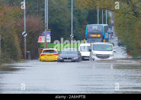 26. Oktober 2019, Castleford, West Yorkshire, UK Autofahrer Risiko durch Barnsdale Road fahren Überschwemmungen nach 24 Stunden von starken Regenfällen. Stockfoto
