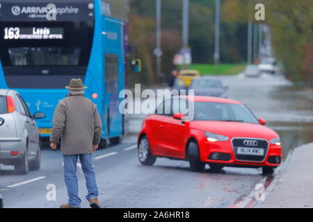 26. Oktober 2019, Castleford, West Yorkshire, UK Autofahrer Risiko durch Barnsdale Road fahren Überschwemmungen nach 24 Stunden von starken Regenfällen. Stockfoto