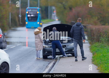 26. Oktober 2019, Castleford, West Yorkshire, UK Autofahrer Risiko durch Barnsdale Road fahren Überschwemmungen nach 24 Stunden von starken Regenfällen. Stockfoto