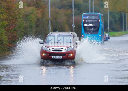 26. Oktober 2019, Castleford, West Yorkshire, UK Autofahrer Risiko durch Barnsdale Road fahren Überschwemmungen nach 24 Stunden von starken Regenfällen. Stockfoto