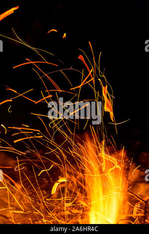 Funken aus der Brand in Bewegung verwischt. Nacht hellen Hintergrund Stockfoto