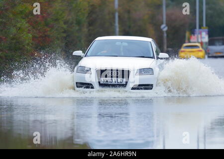 26. Oktober 2019, Castleford, West Yorkshire, UK Autofahrer Risiko durch Barnsdale Road fahren Überschwemmungen nach 24 Stunden von starken Regenfällen. Stockfoto