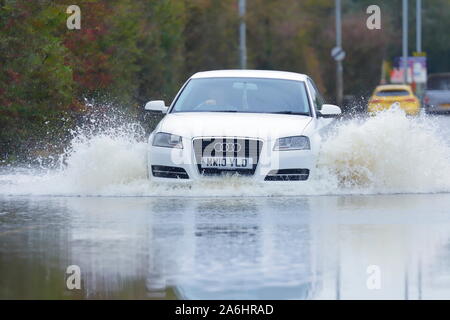 26. Oktober 2019, Castleford, West Yorkshire, UK Autofahrer Risiko durch Barnsdale Road fahren Überschwemmungen nach 24 Stunden von starken Regenfällen. Stockfoto